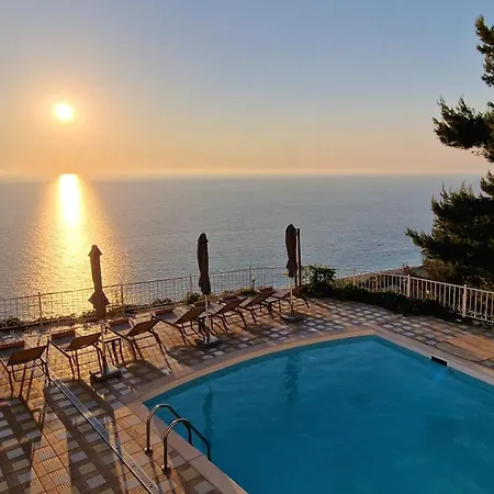 Feriehus Margaux Kathisma, Breathtaking Views & Unforgettable Sunsets - Minutes From Iconic